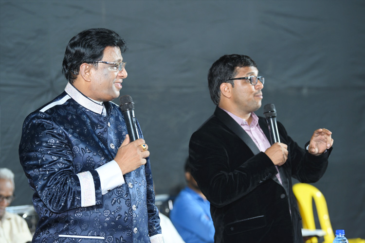 On January 13 and 14, 2024, thousands gathered for Grace Ministry's two-day prayer meeting at Sion on the Mumbai grounds. The two-day prayer assembly drew attendees from around Mumbai in Koliwada, Dharavi.